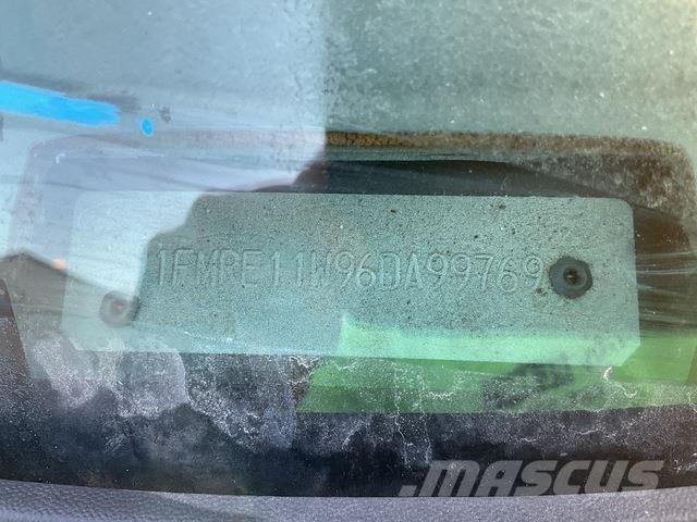 Ford E-150 XL Samochody osobowe