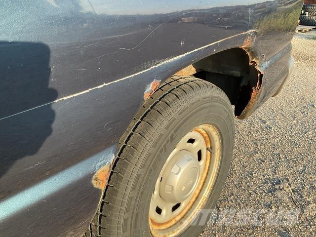 Ford E-150 XL Samochody osobowe