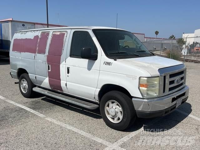 Ford E-250 Busy / Vany