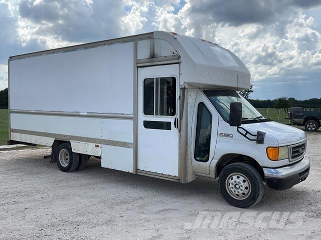 Ford E-350 Samochody ciężarowe ze skrzynią zamkniętą