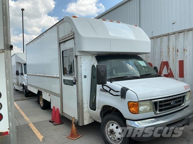 Ford E-350 Samochody ciężarowe ze skrzynią zamkniętą