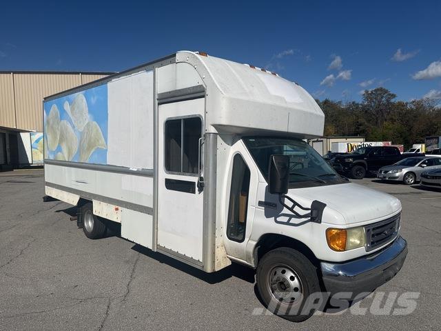 Ford E-350 Samochody dostawcze ze skrzynią zamkniętą