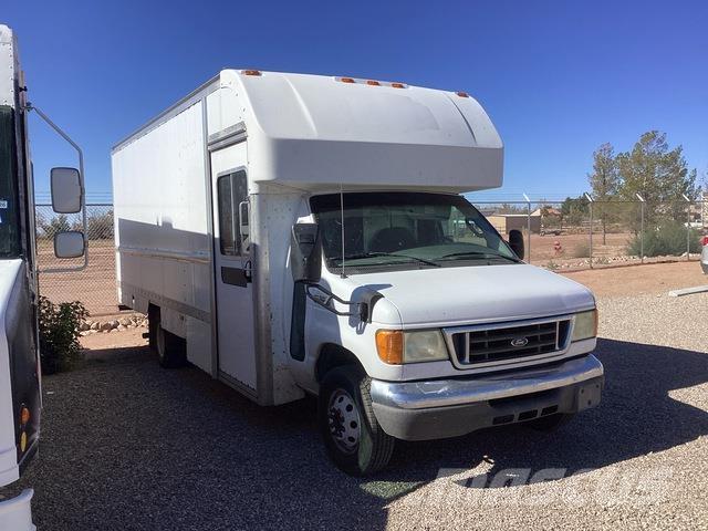 Ford E-350 Samochody ciężarowe ze skrzynią zamkniętą