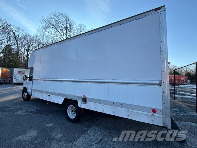 Ford E-350 Samochody ciężarowe ze skrzynią zamkniętą