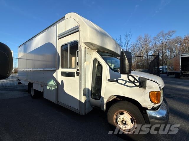 Ford E-350 Samochody ciężarowe ze skrzynią zamkniętą