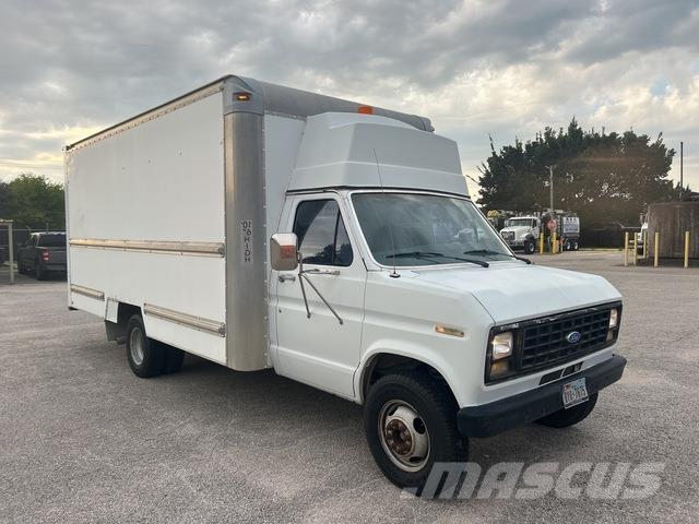 Ford E350 Samochody ciężarowe ze skrzynią zamkniętą