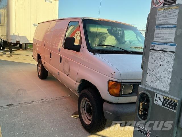 Ford E350 Samochody ciężarowe ze skrzynią zamkniętą