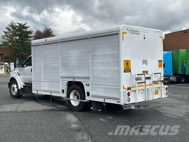 Ford F-650 Samochody ciężarowe ze skrzynią zamkniętą