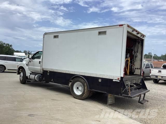 Ford F-750 Cysterna