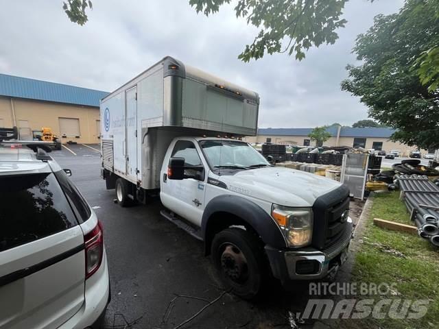 Ford F550 Samochody ciężarowe ze skrzynią zamkniętą