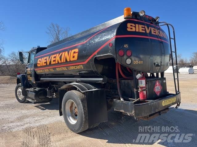 Ford L8000 Cysterna