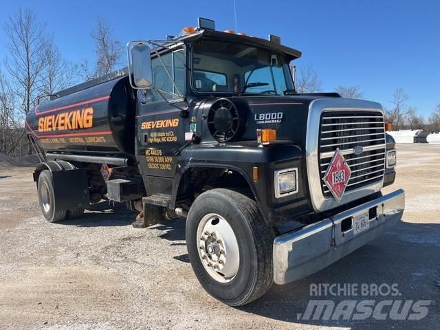 Ford L8000 Cysterna