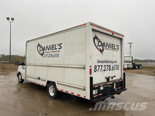 GMC Savana Samochody ciężarowe ze skrzynią zamkniętą