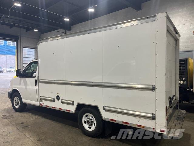 GMC Savana Samochody ciężarowe ze skrzynią zamkniętą