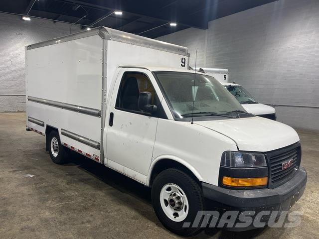 GMC Savana Samochody ciężarowe ze skrzynią zamkniętą