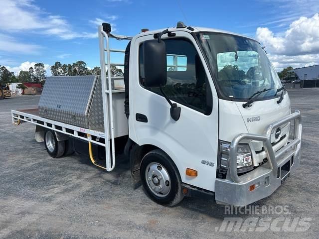 Hino 300 Ciężarówki typu Platforma / Skrzynia