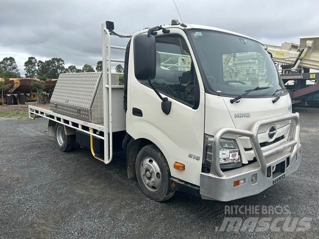 Hino 300 Ciężarówki typu Platforma / Skrzynia