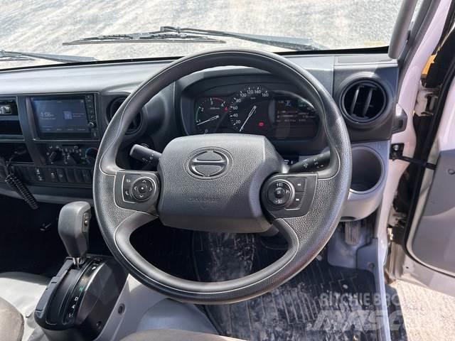 Hino 300 Ciężarówki typu Platforma / Skrzynia
