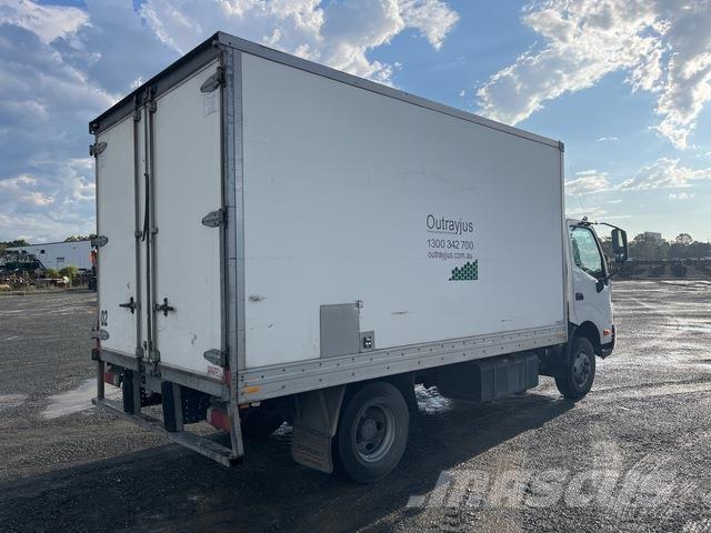 Hino 300 721 Samochody ciężarowe ze skrzynią zamkniętą