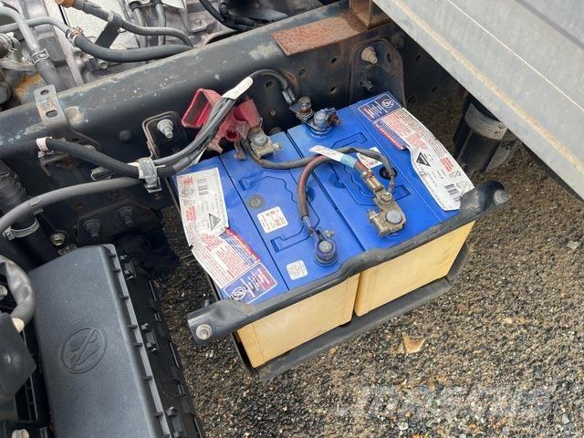 Hino 300 721 Samochody ciężarowe ze skrzynią zamkniętą