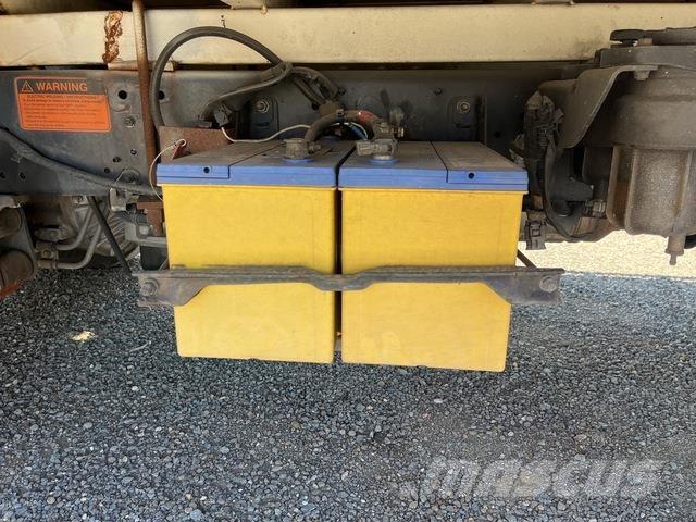 Hino 300 816 Samochody ciężarowe ze skrzynią zamkniętą