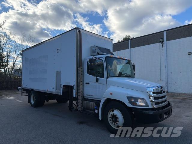 Hino 338 Samochody ciężarowe ze skrzynią zamkniętą