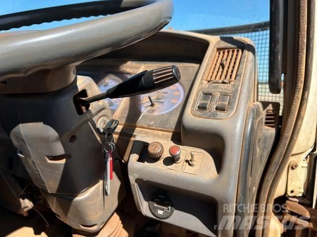 Hino GD1J Ciężarówki typu Platforma / Skrzynia