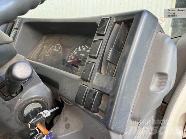 Isuzu NNR 200 Ciężarówki typu Platforma / Skrzynia