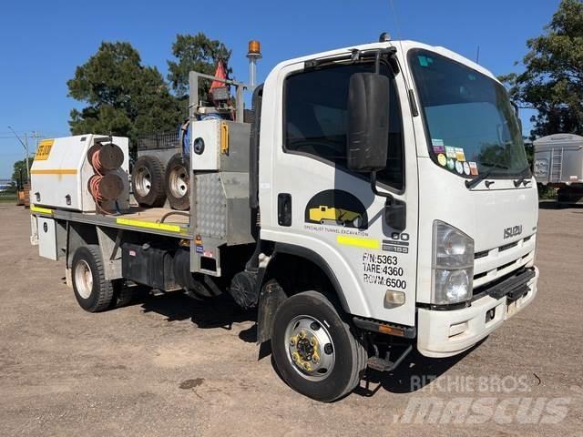 Isuzu NPS 300 Ciężarówki typu Platforma / Skrzynia