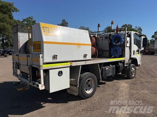 Isuzu NPS 300 Ciężarówki typu Platforma / Skrzynia