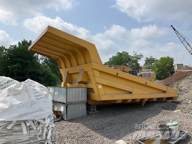 Komatsu  Samochody dostawcze ze skrzynią zamkniętą