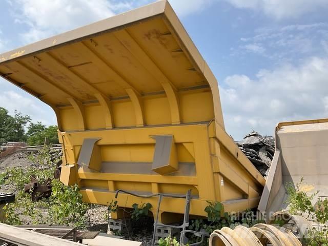 Komatsu  Samochody dostawcze ze skrzynią zamkniętą