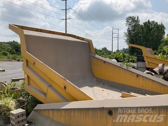 Komatsu  Samochody dostawcze ze skrzynią zamkniętą