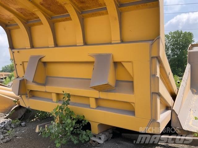 Komatsu  Samochody dostawcze ze skrzynią zamkniętą