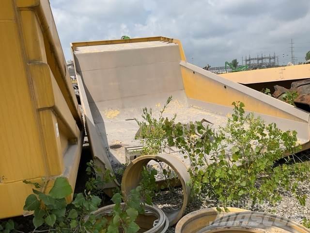 Komatsu  Samochody dostawcze ze skrzynią zamkniętą