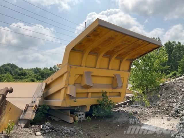Komatsu  Samochody dostawcze ze skrzynią zamkniętą