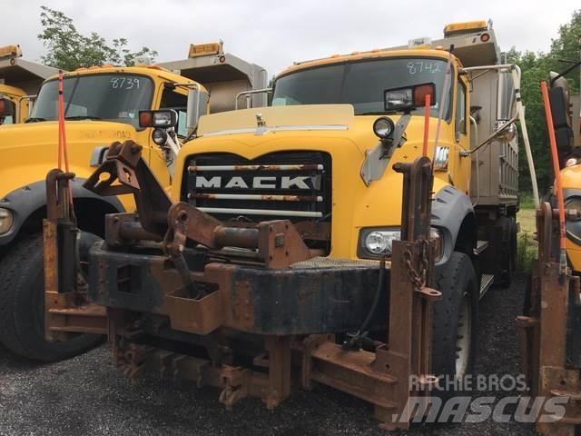 Mack 700 Lemiesze i pługi śnieżne