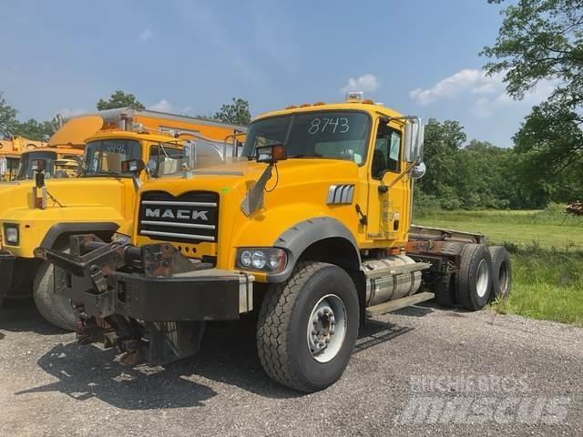 Mack 700 Lemiesze i pługi śnieżne
