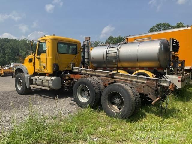 Mack 700 Lemiesze i pługi śnieżne
