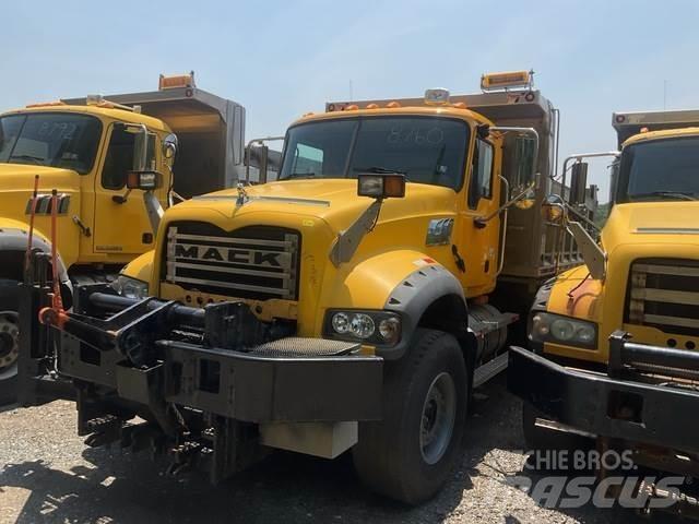 Mack 700 Lemiesze i pługi śnieżne