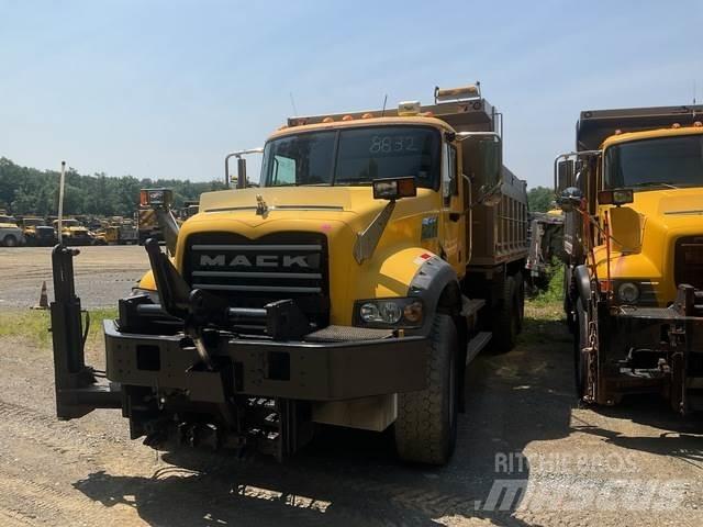 Mack 700 Lemiesze i pługi śnieżne