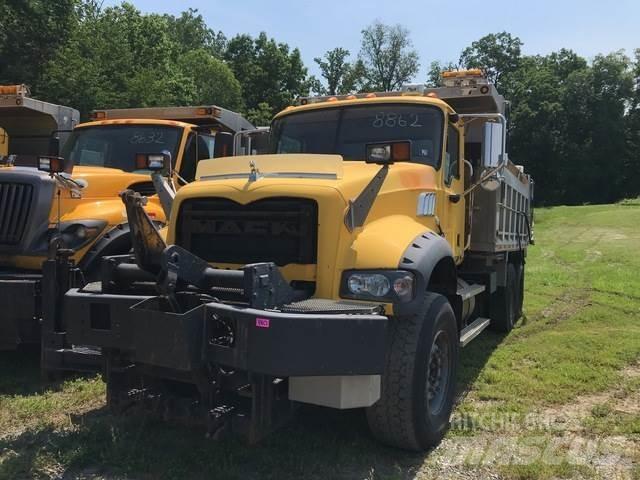Mack 700 Lemiesze i pługi śnieżne