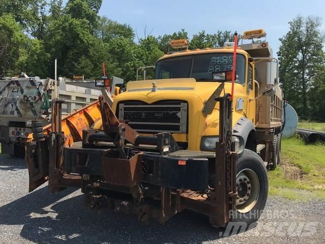 Mack 700 Lemiesze i pługi śnieżne