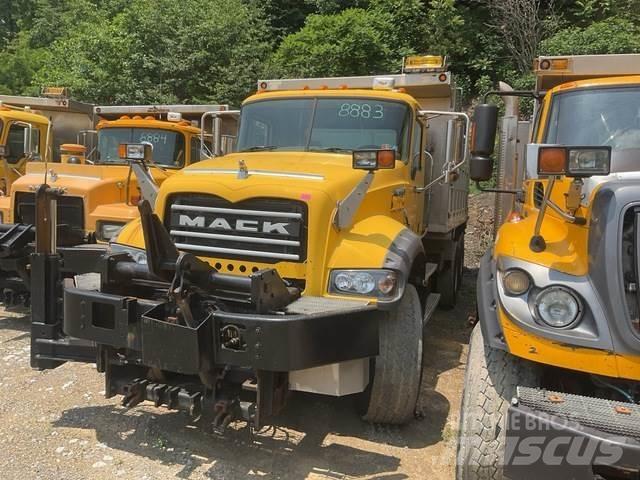 Mack 700 Lemiesze i pługi śnieżne