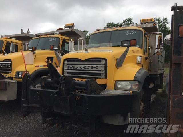 Mack 700 Lemiesze i pługi śnieżne