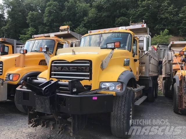 Mack 700 Lemiesze i pługi śnieżne