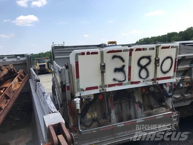 Mack 700 Lemiesze i pługi śnieżne