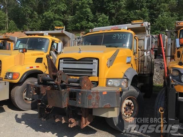 Mack 700 Lemiesze i pługi śnieżne