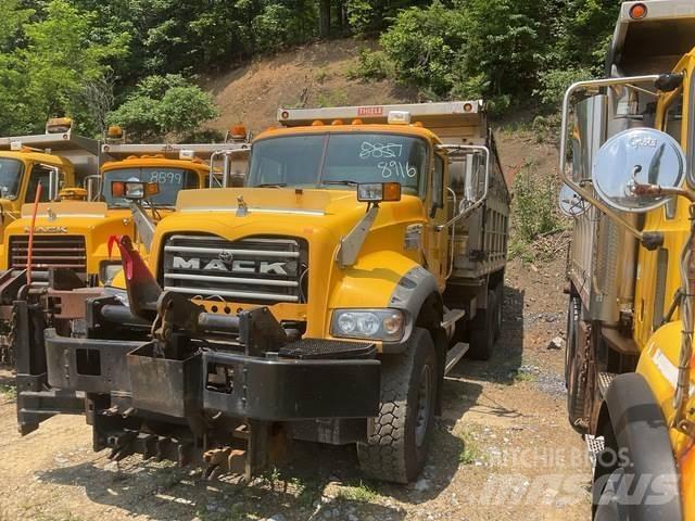 Mack 700 Lemiesze i pługi śnieżne