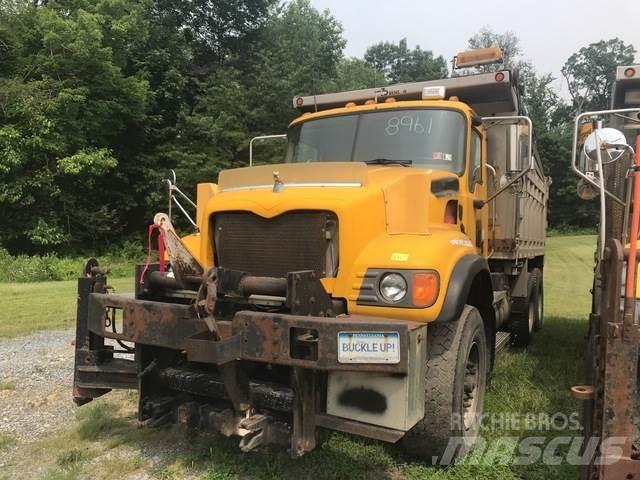 Mack 700 Lemiesze i pługi śnieżne